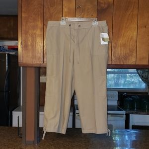Women's Crop Cargo Pants.